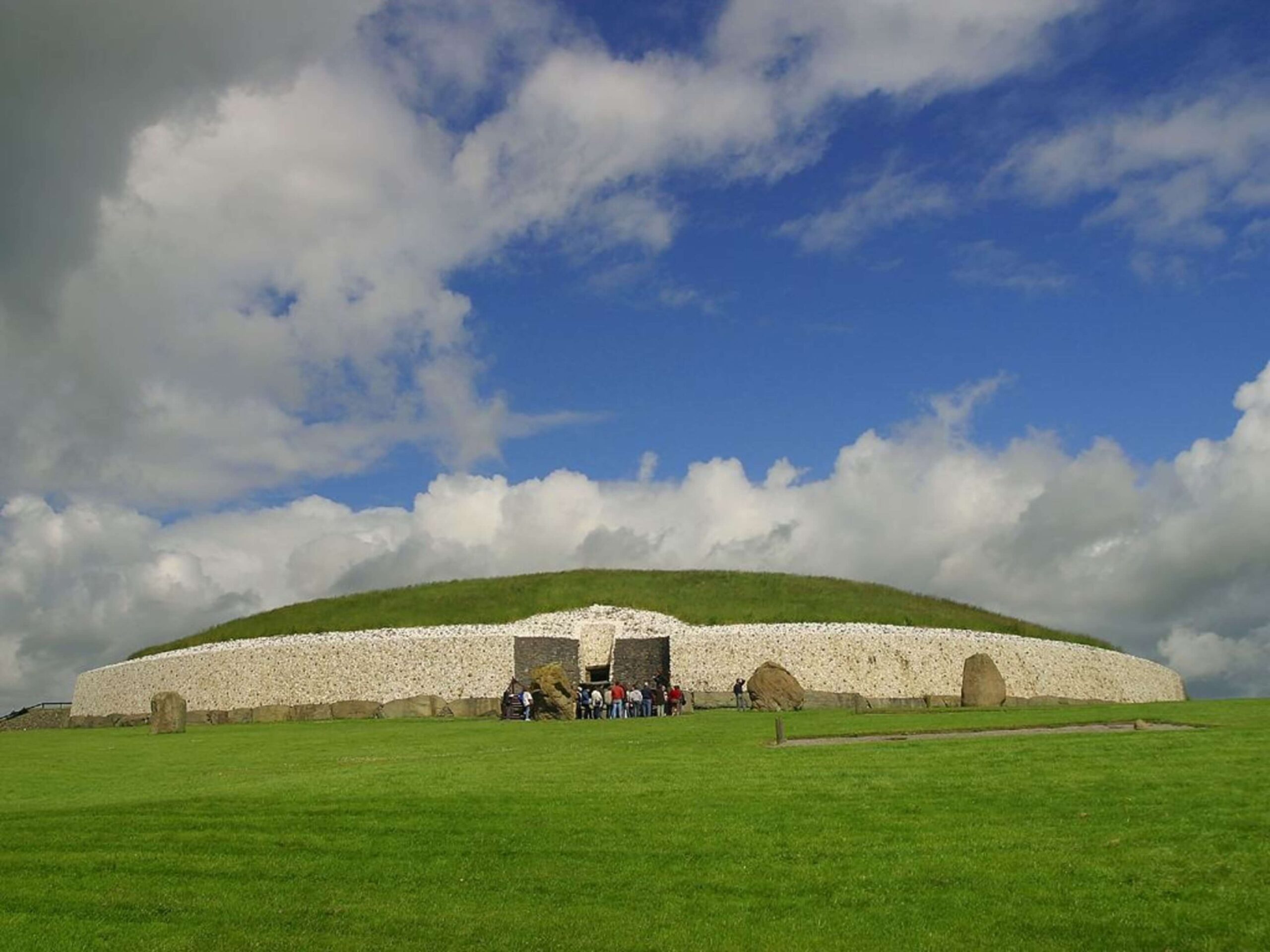 Overview of Brú na Bóinne